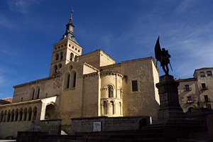 鐘突き堂と英雄像のある景色