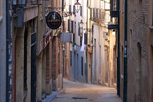 下り坂の路地（ランドスケープ）