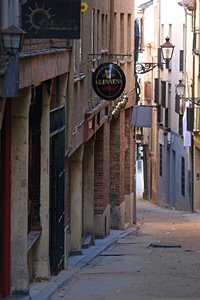 下り坂の路地（ポートレート）