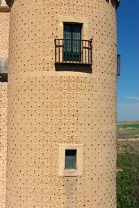 窓のついた塔