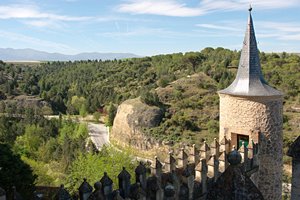 原野を望む尖塔