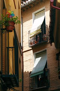 虹色風車のある窓