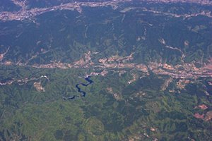 吊り橋とダムがある山間