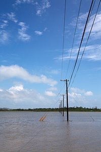海の中に立つ電柱