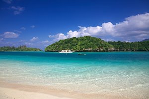 ボート走る川平湾