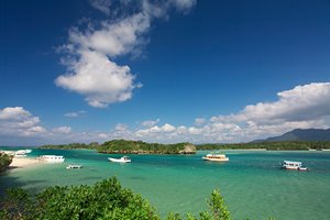 川平湾の船たち