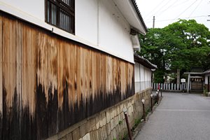 墨板の壁がある通り