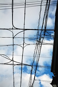 電線に区切られた空
