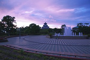 暮れゆく長浜城の公園