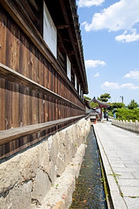 水路と木の壁（ポートレート）