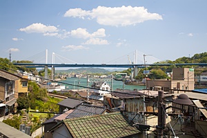 屋根の上の尾道大橋