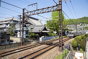 お寺と電車